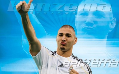 亚美电竞热评-克瓦拉茨赫利亚进球后模仿詹姆斯霸王步